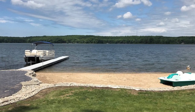 Peaceful Lakefront Cottage on All-Sports Gunn Lake between Manistee & Ludington