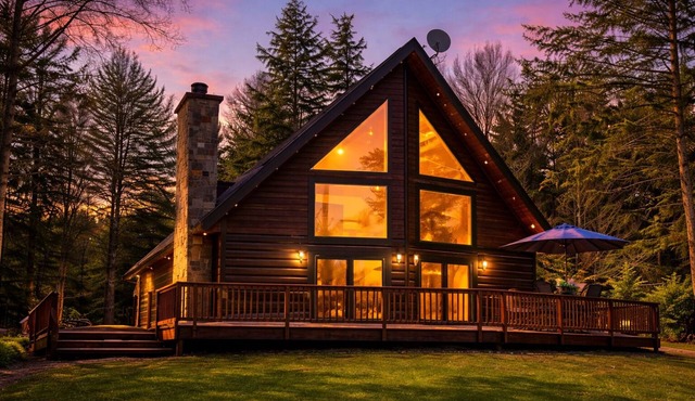 Peaceful Lakefront Lodge near Pictured Rocks –with Kayaks, Firepit and Dock