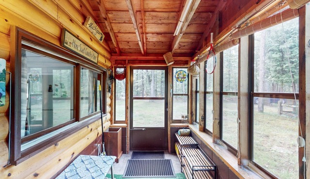 Peaceful lakehouse retreat with deck & grill - dog friendly