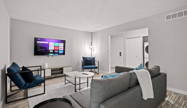 Peaceful & Trendy Unit Near Attractions