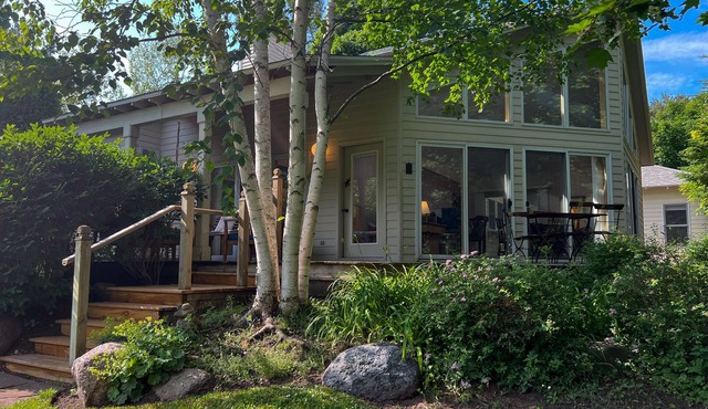Pennsylvania Avenue Place - Large cottage close to town! A/C + WIFI