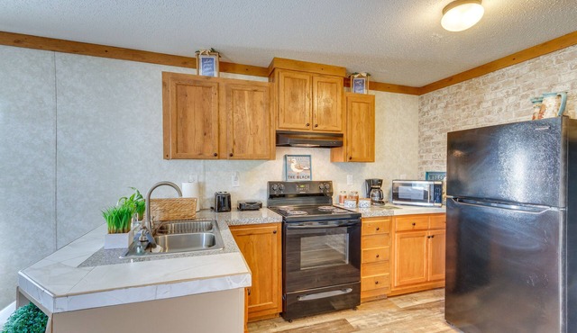 Pensacola Home w/Furnished Patio: 9 Mi to Beach!