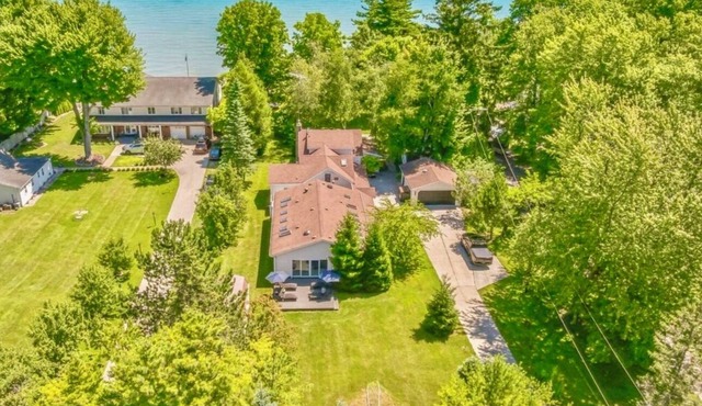 Perfect 5-bedroom house with private beach, indoor pool, in charming Carsonville
