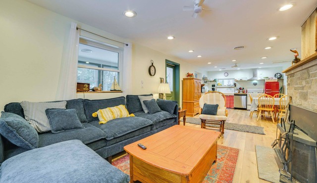 Pet Friendly Home - Walk to Mullet Lake!