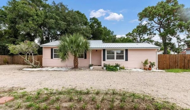 pet friendly mid-century cottage near beaches in Fort Walton Beach