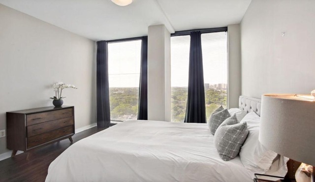 Piedmont Park 3 bdrm with city views