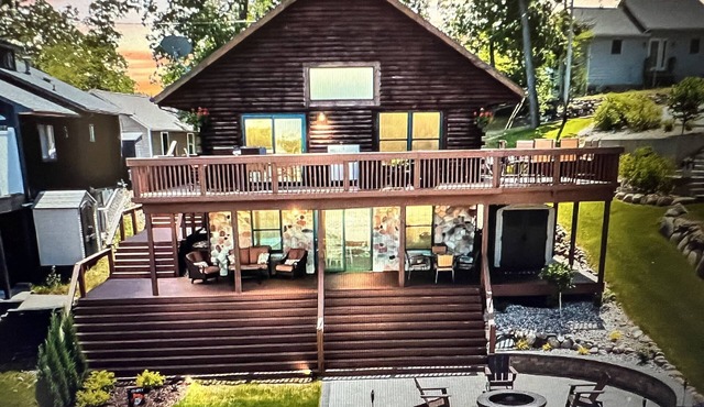 Pine Lake ~ Relaxing Log Cabin Retreat Plainwell, MI