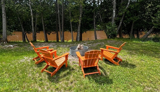 Pine River Cottage: Crisp Air & Colorful Leaves – A Fall Retreat by the River! in Hessel