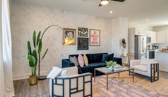 Pink Pearl 5629 & 5631–Near Broadway–Sleeps 16