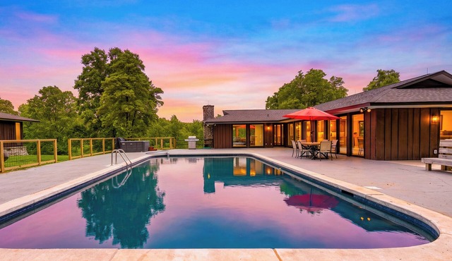 Pool + Multiple Hot Tubs 4 Homes | 30 Min to Knoxville | Amber Escape