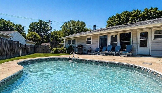 POOL OPEN! 15 Minutes to Cedar Point in Huron