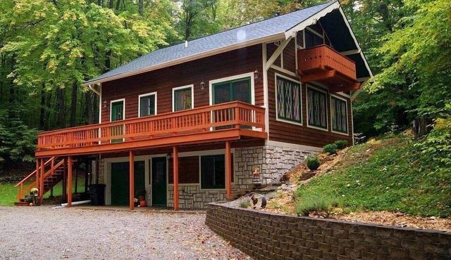 Porcupine Lodge · Stunning Cabin - Arcade & Pickleball - sleeps 13
