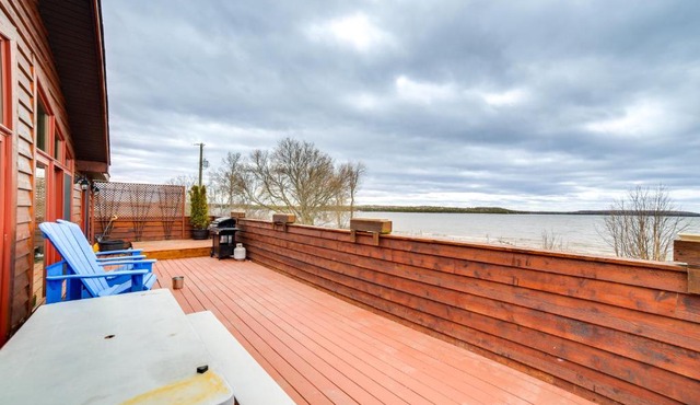 Prairie-Style Home on Garden Bay w/Deck + Hot Tub