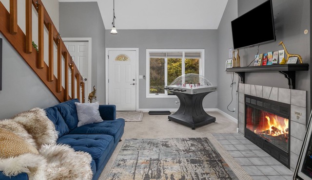 Private Bungalow - SLEEPS 11:Close to GRR Airport- indoor fireplace