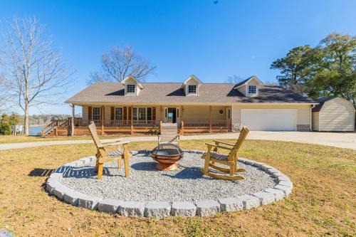 Private Dock & Hot Tub: Lakefront Eufaula Escape