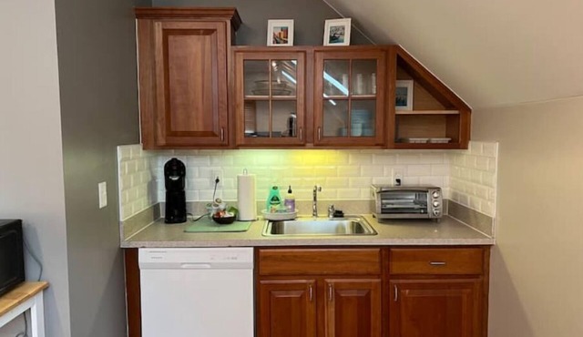 Private, great loc - ideal for long/short stay!