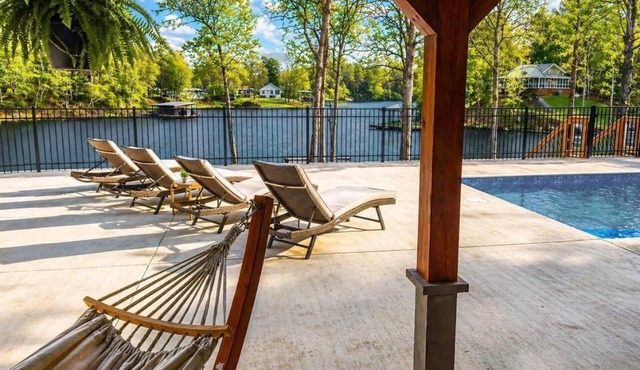 Private Lay Lake Peninsula, 1000ft Shoreline, Boat Ramp, Pool, Docks, Sleeps 9