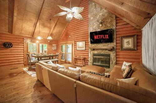 Private Luxury Cabin with Hot Tub, Fire Pit & Sauna