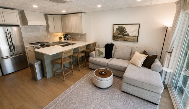 Private, Peaceful 2 BR/1 BA Guest Suite- Near The Smokies, The SHED, & Airport