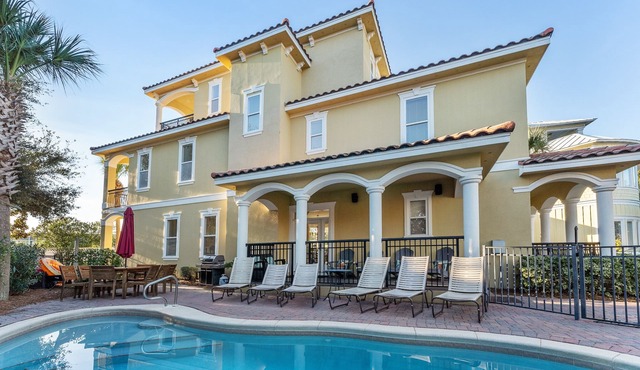 Private POOL, Near Beach, Balconies, GOLF CART RENTAL AVAILABLE!