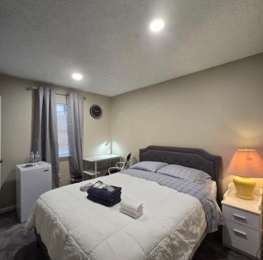 Private Queen Room with Smart TV Guesthouse