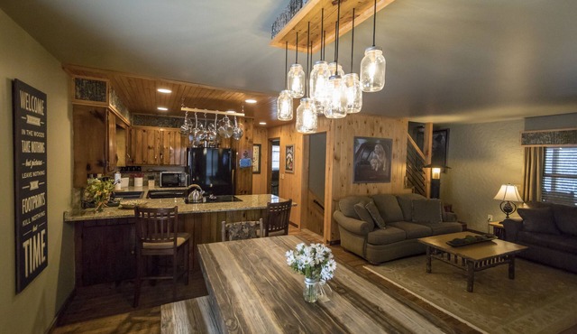 Private Waterfront Estate, 7 Cabins, Nestled on 500+ acres w/waterfalls, trails in Robbinsville