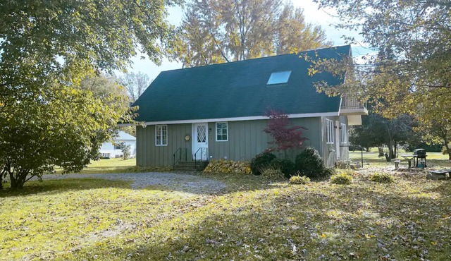Quaint Cottage SO Close to Lake Erie in Martin has
