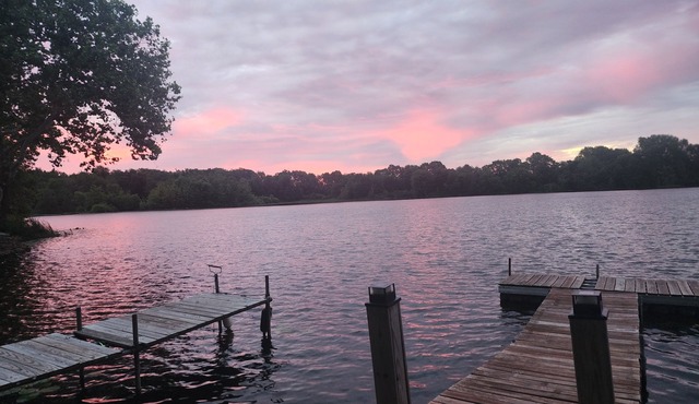 Quaint cozy cottage nestled on the quiet shores of Pigeon Lake in Howe