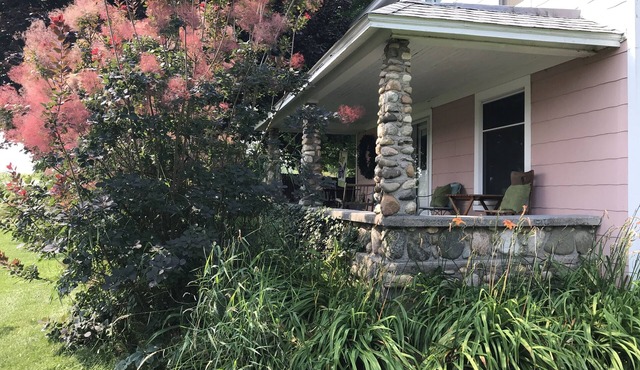 Quaint Farmhouse near Great Lakes