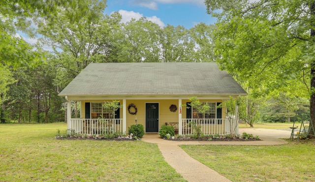 Quiet Family Cottage w/Fishing Pond in Senatobia