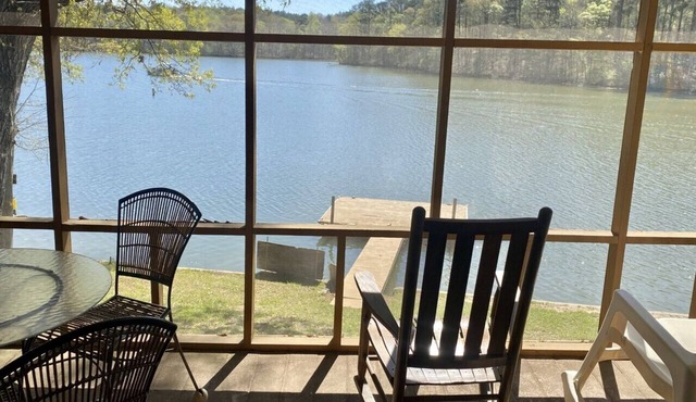 Quiet Getaway cozy cabin directly on Lake Martin