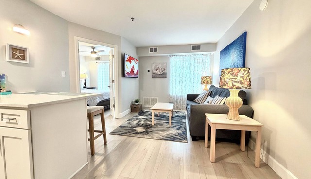 Quiet & peaceful 1 Bedroom, Walk to shops & restaurants, beach 5 min. away! in Miramar Beach