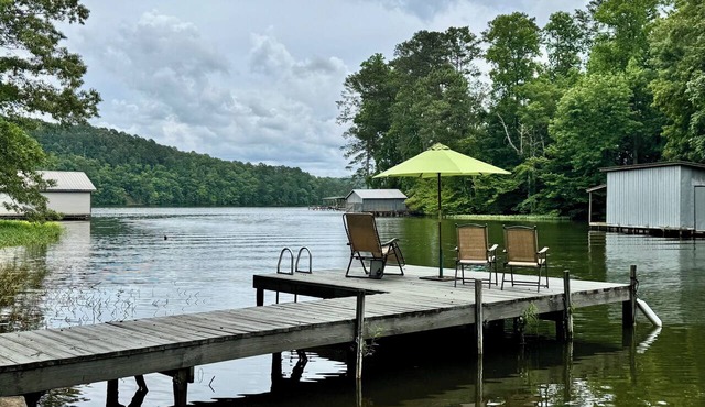 Quiet Waterfront Cabin Getaway w/Screened Porch & Small Boat Ramp Lake Mitchell in Verbena