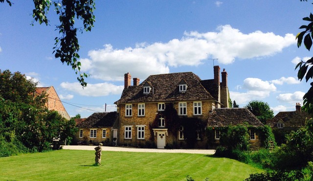 QUNITESSENITALLY ENGLISH MANOR SLEEPS 20 , HOT TUB, BBQ, WILD SWIMMING , BOATING in Buscot