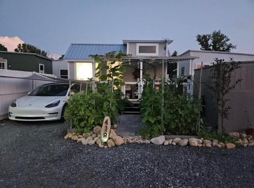 R & R's Modern Retreat
