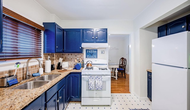 Rachel's Hideaway, 3 brm, king, kitchen, big yard, ample parking, laundry.