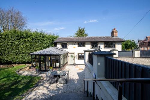 Rainbow Cottage Spacious Detached Home, Hot Tub, Sleeps 7 in Ormskirk
