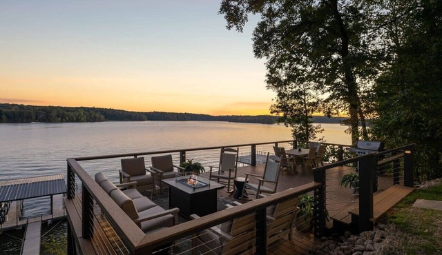 *Rare* Lake Luxury-Sleeps 32, 10 Bedrooms, 2 Docks