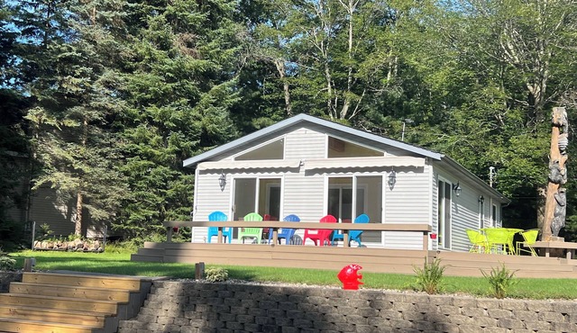 Relax in a perfect waterfront cabin, pontoon included bring your side by side!