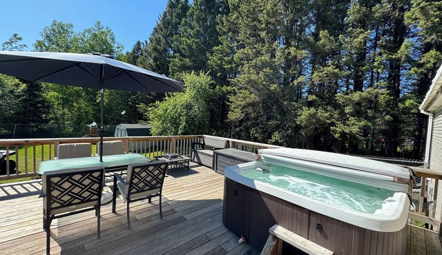 Relaxing getaway with fenced in yard & hot tub!