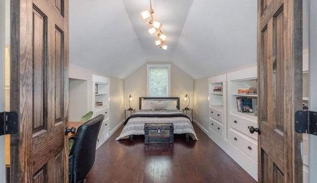 Renovated Beauty Overlooking Downtown Ann Arbor