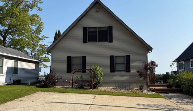 Rest and relax in this 4-bedroom cottage in Lake City on Lake Missaukee