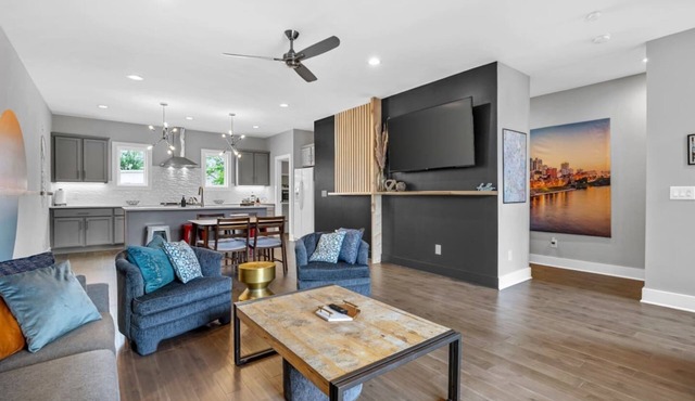 Rhythm & View | 4BR Sleeps 10 | Two Balconies, Garage | Minutes to Broadway