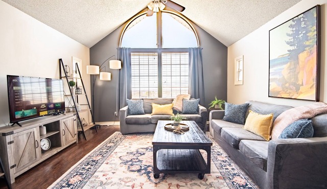 Ridge Retreats Unit G- King Beds/Free Parking/Wifi