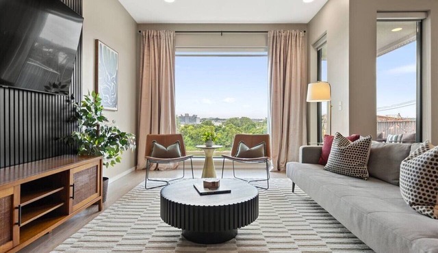 River View Luxury Condo with Garage, Walk to Downtown in Nashville
