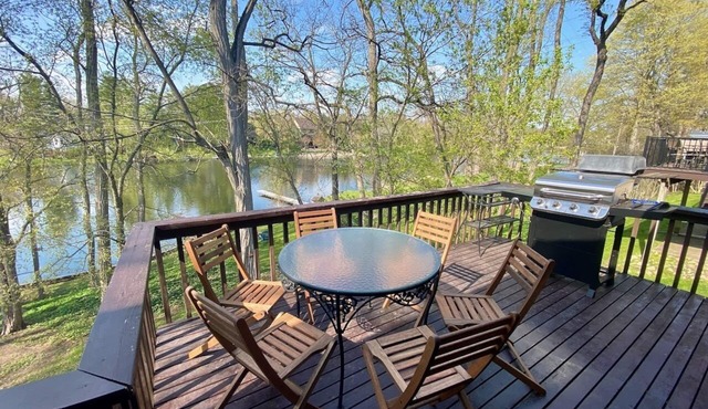 Riverfront home in village—walk downtown—park and hike/bike trails—kayaks.