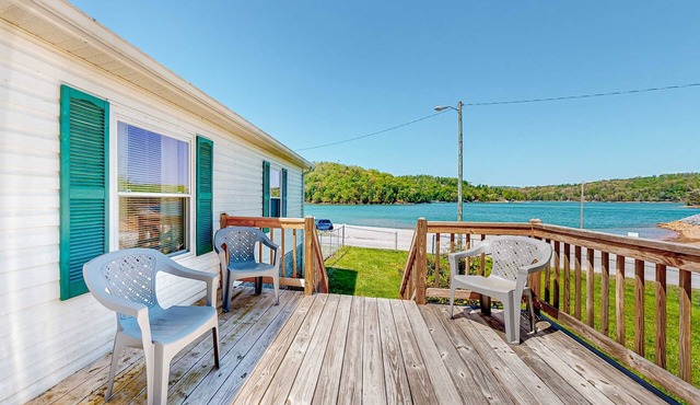 Riverfront Stay, Sleeps 6, Deck, Firepit, Water View