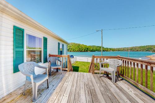 Riverfront Stay Sleeps 6 Deck Firepit Water View