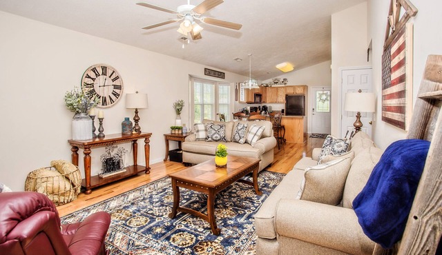 Riverside Haven. Easy Drive. Minutes to It All! in Pigeon Forge