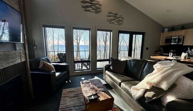 Romantic Waterfront on Lake Michigan - conveniently located to explore the UP